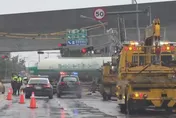 天雨路滑！嘉義曳引車轉彎失控折成「U字型」　駕駛輕傷