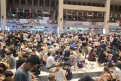 影/台鐵停駛北車卻被擠爆！颱風天萬人席地而坐　緊盯手機抓色違超夢