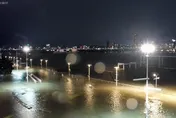 颱風巴威挾豪雨！台北橋水位達三級警戒　大稻埕碼頭水滿上岸