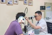 天天熬夜追世足出事了！陸男視線變黃又變形　竟是「黃斑積水」