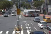 影/疑闖紅燈！高鐵苗栗站快捷公車撞安全島　驚險畫面曝