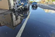 影/年度大潮來襲！屏東東港大片積水　沿岸激起高聳浪花