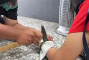 影/車禍手腫脹玉鐲陷皮肉　消防鐵槌一敲化解危機