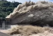 影/震撼！石門水庫啟動排砂　「泥流巨浪狂瀉」畫面曝