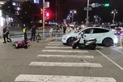 影/高雄男無照騎車載3歲童闖紅燈拒檢　撞車還酒測超標