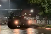 影/第五作戰區聯合防禦操演　戰車、自走砲街頭夜間突襲