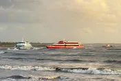 影/客輪嘉義布袋外海擱淺！百餘名旅客脫困上岸　1名孕婦送醫