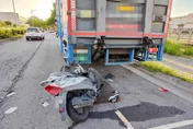 下班遇死劫！台中機車追撞大貨車、安全帽噴飛　33歲男亡