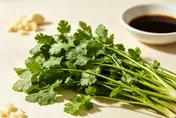 香菜先切好備用？專家教「紙巾包覆」不易氧化長細菌