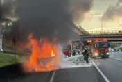 影/國道1號林口段火燒車　貨車載滿紙箱燒到剩骨架