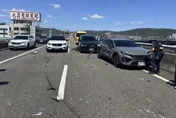 國1五楊高架5車連環撞2人傷　塞爆回堵1公里