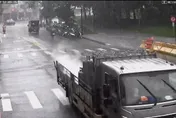 影/移動炸彈！高雄貨車瓦斯沿路狂洩白煙衝800米　驚悚畫面曝