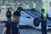 翻車了！　台中清晨嚴重車禍「騎士卡底部」無呼吸心跳