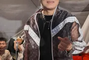 才喊暫別歌壇！「芒果王子」楊哲一家4口出車禍　車頭嚴重凹陷