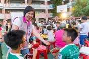 徐欣瑩回母校出席電影放映會　拋教育及育兒政見當家長後盾