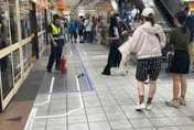 影/火光地上噴！北捷驚傳行動電源爆炸　旅客嚇瘋：以為隨機攻擊