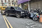 影/新北板橋拖吊車操作不慎　掃倒多台機車釀1傷