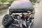 台南特斯拉自撞分隔島！車頭全毀輪胎噴飛　駕駛幸無傷