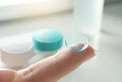 寄生蟲「啃角膜」！英女跌泥坑沒摘隱形眼鏡洗臉　瞳孔驚悚「全白」