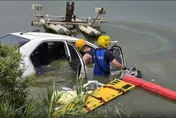 整輛車衝進魚塭裡！台南七股爆悲劇「駕駛慘死」
