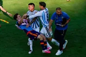 世足/阿根廷輸球後打人！決賽現場大亂鬥　FIFA要查了