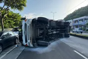 影/疑爆胎出事！桃園龜山「大貨車失控嚴重翻覆」