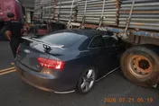 影/彰化曳引車違規迴轉！奧迪煞不住猛撞「慘卡車底」