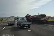 國1彰化路段連環車禍！鋼材貨車疑失控撞護欄　3人受傷送醫