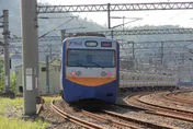 台鐵內灣線驚傳落石撞列車！全線暫停行駛緊急搶修