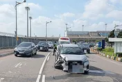 桃機一航廈前猛烈撞擊！「車頭嚴重損毀」零件狂噴