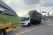 三重越堤道小貨車撞限高架　貨斗扭曲變形幸無人傷