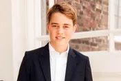英國小王子喬治迎13歲生日　肯辛頓宮公布新照「轉大人成小紳士」