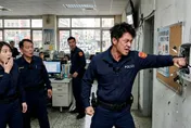 一拳送你回原廠！永和警上班感應失敗「怒碎指紋打卡機」