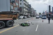 影/酒測值0.11！鳳山砂石車違規左轉撞重機　36歲男捲輪下亡