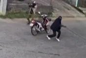 影/直擊恐攻血洗一幕！泰南5軍人死亡　10槍手變裝還燒車