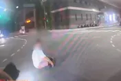 影/深夜驚魂！高雄岡山男坐路口情緒失控　遭警保護管束