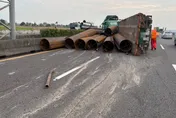 國1後壁段驚悚連撞！轎車慘淪廢鐵　聯結車巨大鋼管滾落