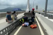 交通部長被打臉！女騎士淡江大橋慘摔　救護車無法跨越護欄救人