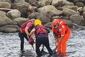 高雄旗津駭人一幕！酒店前沙灘驚見浮腫人球