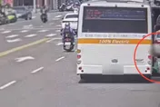 影/北市婦緩步上公車被關門掃倒　雙腿慘遭輾過骨折