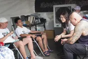 藍4青年凱道絕食破百小時　鄭麗文與館長探視慰問：安全為上