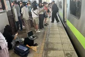 台鐵南樹林站月台女子遭區間車擦撞　列車一度延誤