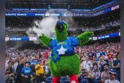 MLB/歡迎詹皇加盟！費城人吉祥物秀招牌灑粉動作
