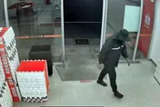 嘉義蝦皮店到店收銀機現金遭竊　穿雨衣犯案畫面曝