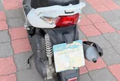 掛門牌當車牌！高雄無照男秒遭攔查　竟還驗出毒駕