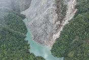無潰壩風險！萬里溪堰塞湖最新空拍畫面曝　蓄水破600萬噸