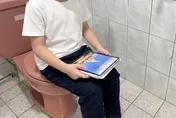 6歲童愛滑手機蹲馬桶「肛門凸一塊」！醫一查竟是直腸脫垂