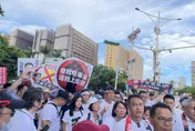 影/民眾黨號召大陣仗趕赴凱道！725反毒台現場爆了