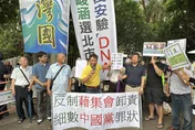 影/直擊！725 「我是人我反毒台」　台灣國鬧場警舉牌警告