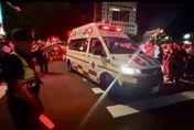 影/直擊！救護車突穿越人群開到景福門　警方開道群眾虛驚